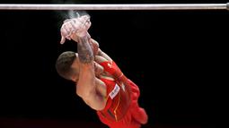 Pesenam putra Spanyol, Nestor Abad, sedang beraksi di nomor palang Kejuaraan Dunia Senam Artistik 2015 di Glasgow, Skotlandia, (26/10/2015). (Reuters/Phil Noble)