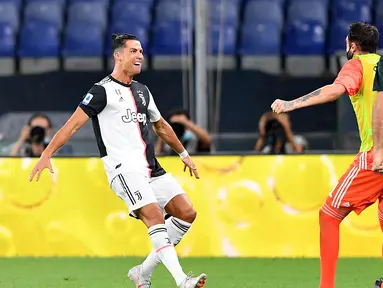 Pemain Juventus Cristiano Ronaldo (kiri) merayakan golnya ke gawang Genoa pada pertandingan Serie A di Stadion Luigi Ferraris, Genoa, Italia, Selasa (30/6/2020). Juventus kokoh memuncaki klasemen sementara usai mengalahan Genoa 3-1. (Tano Pecoraro/LaPresse via AP)