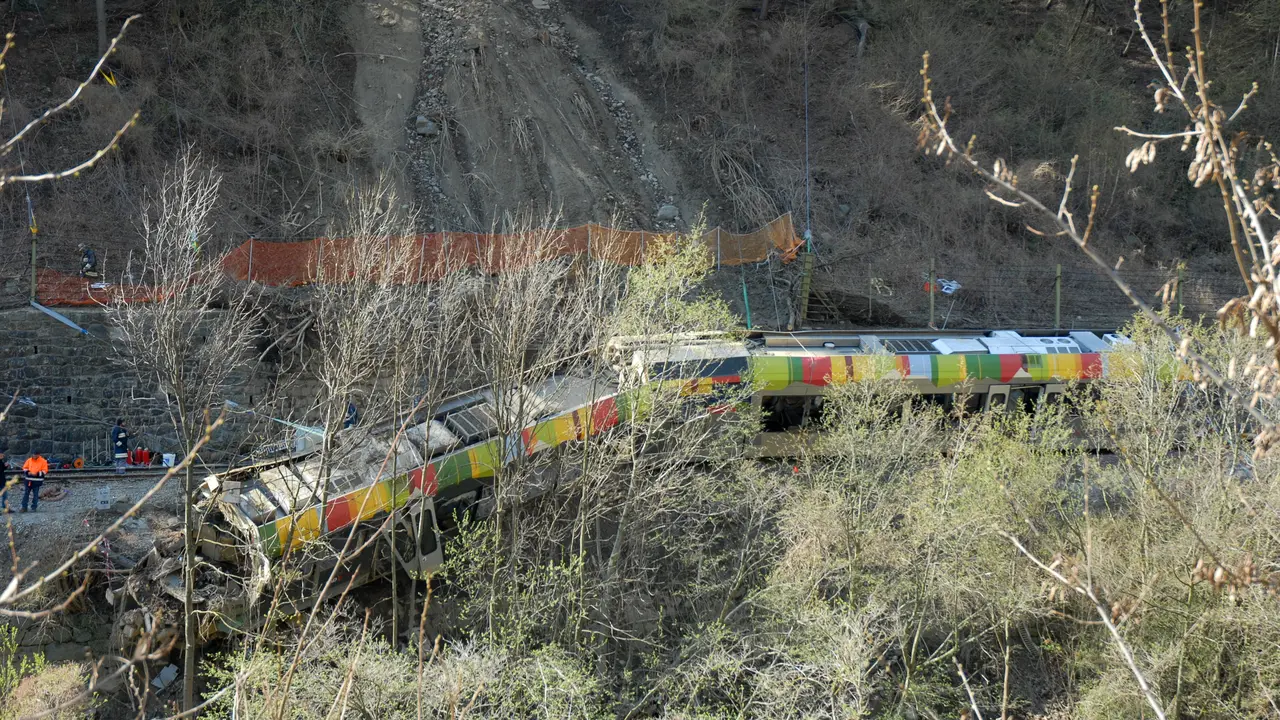 Tanah longsor telah menggelincirkan sebuah kereta api di Italia timur laut, menewaskan sedikitnya sembilan orang dan melukai sekitar 30 orang. (Public Domain)