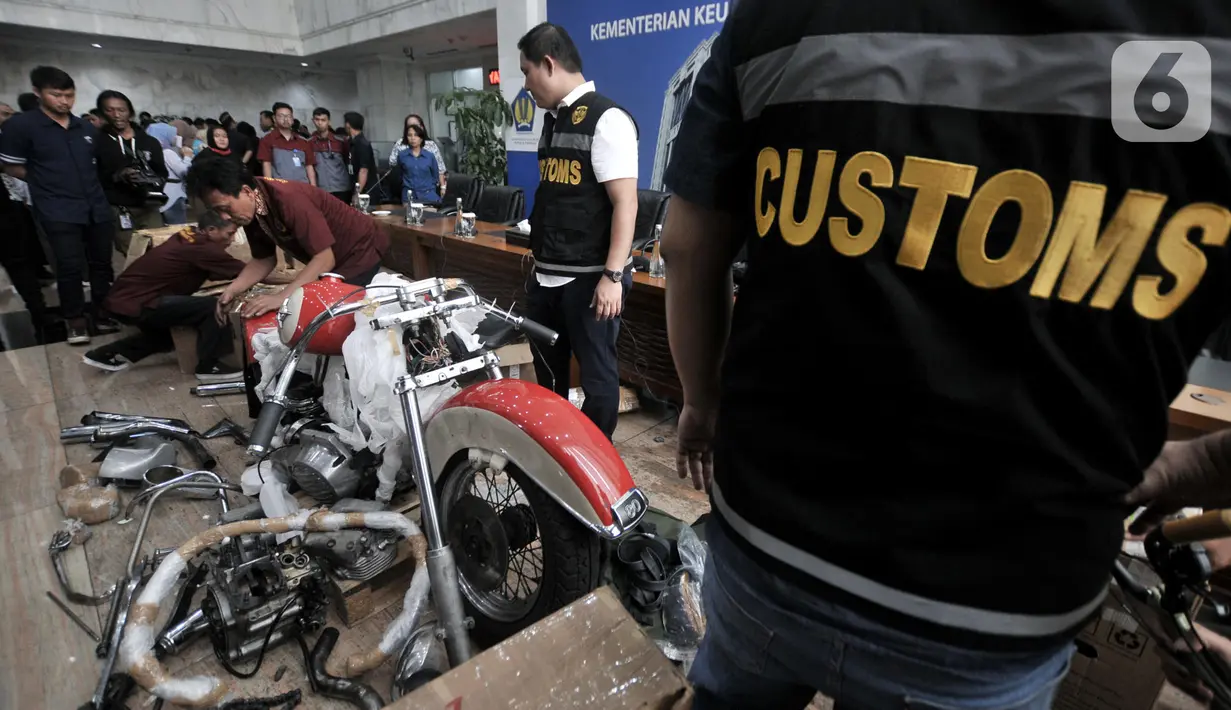Petugas Bea Cukai menyiapkan barang bukti pada konferensi pers terkait penyelundupan motor Harlery Davidson dan sepeda Brompton menggunakan pesawat baru milik Garuda Indonesia di Kementerian Keuangan, Jakarta, Kamis (5/12/2019). (merdeka.com/Iqbal S Nugroho)