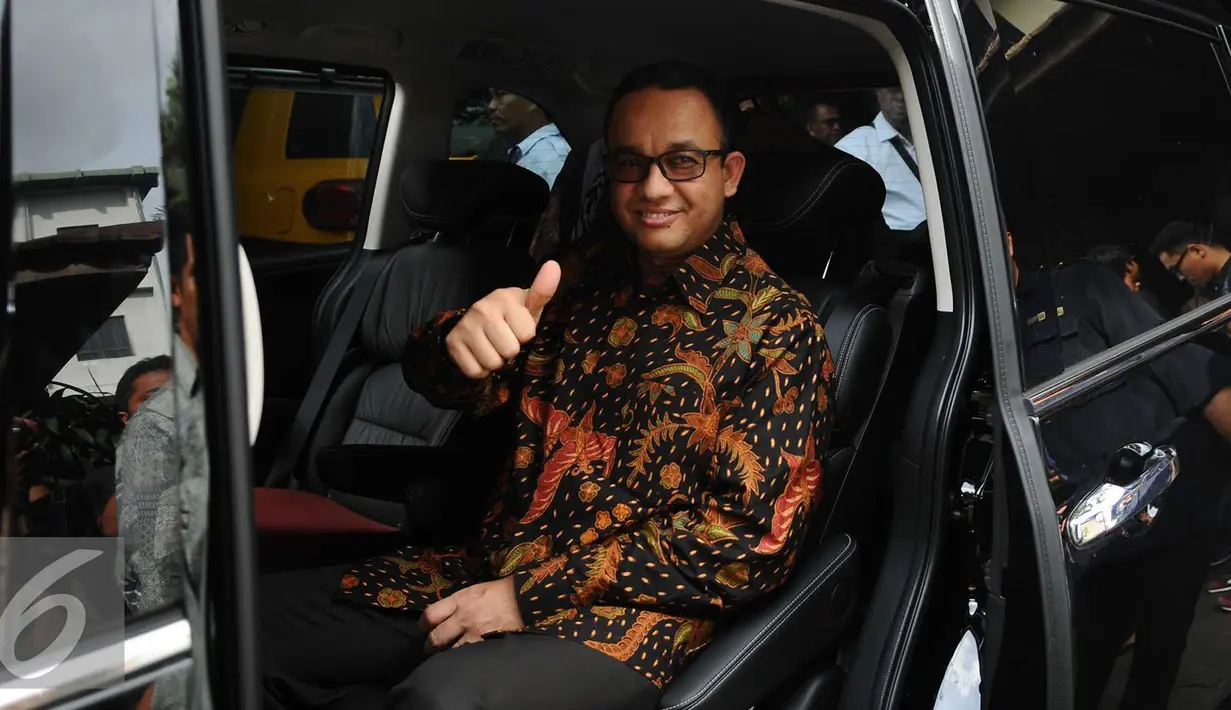 Anies Baswedan usai rapat di rumah Boy Sadikin, Jakarta, Rabu (28/9). Anies menjelaskan rapat membahas perkembangan politik sepekan terakhir. (Liputan6.com/Gempur M Surya)