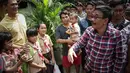Djarot Saiful Hidayat berbincang dengan warga di Jalan Ali Sadikin di Kelurahan Papanggo, Jakarta Utara (23/11). ). Djarot mengungkapkan pihaknya bakal segera merapikan sekolah khususnya di Papanggo pada tahun 2017. (Liputan6.com/Faizal Fanani)