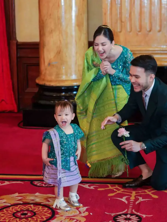 Putri  Jessica Mila saat dibaptis dengan kebaya hijau . [@nataliahasibuan]