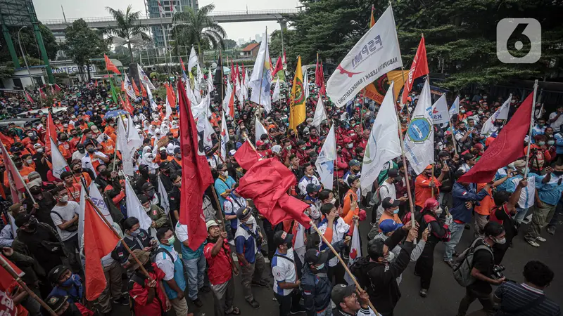 FOTO: Buruh Geruduk Kemnaker Tuntut Aturan JHT Dicabut