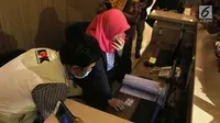 Penyidik KPK berbincang dengan salah seorang pegawai saat menggeledah Kantor Pusat PLN, Jakarta, Senin (16/7). Penggeledahan diduga merupakan rangkaian dari penyelidikan kasus suap proyek PLTU Riau-1. (Liputan6.com/Arya Manggala)