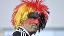 Fans Jerman dengan rambut unik memberikan dukungan saat timnya melawan Norwegia pada kualifikasi grup C piala dunia 2018 di Stadion Ullevaal, Oslo, Norwegia, (5/9/2016) dini hari WIB. (AFP/John Macdougall)
