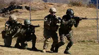 Prajurit Angkatan Darat AS dari Brigade ke-2 Divisi Lintas Udara ke-11 bersama tentara India berpartisipasi dalam latihan pembunuhan target saat latihan bersama Indo-US atau Yudh Abhyas di Auli, Uttarakhand, India, 29 November 2022. Latihan tahunan yang dimulai sejak dua minggu lalu ini bertujuan untuk bertukar praktik terbaik, taktik, teknik, dan prosedur. (AP Photo/Manish Swarup)