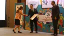 Perwakilan PT Surya Citra Media Tbk (SCM), Helen Melinda (kiri) menerima penghargaan dalam acara Global Brand Excellence Arwards di Jakarta, Kamis (24/10/2019). PT SCM Tbk menerima penghargaan kategori Indonesia Best Brand Awards 2019. (Liputan6.com/Herman Zakharia)
