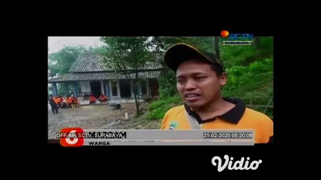 Rumah warga di lereng Gunung Lawu, Magetan, Jawa Timur diterjang longsor petugas BPBD dibantu warga berupaya melakukan pembersihan material yang terkena longsor. Di Magetan terdapat 42 desa di 7 Kecamatan yang dinyatakan rawan longsor ketika hujan tu...