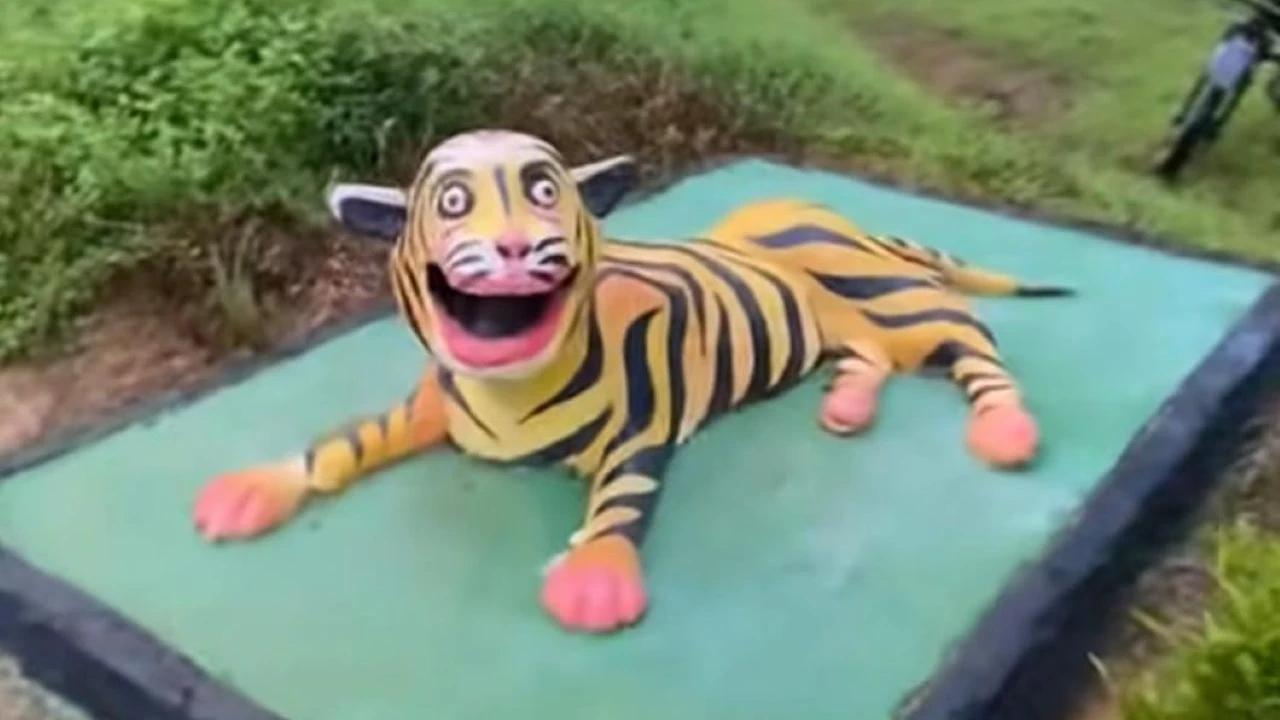 Viral Patung Harimau Ompong Bukannya Menakutkan Malah Bikin Ngakak, Bibirnya Warna Pink