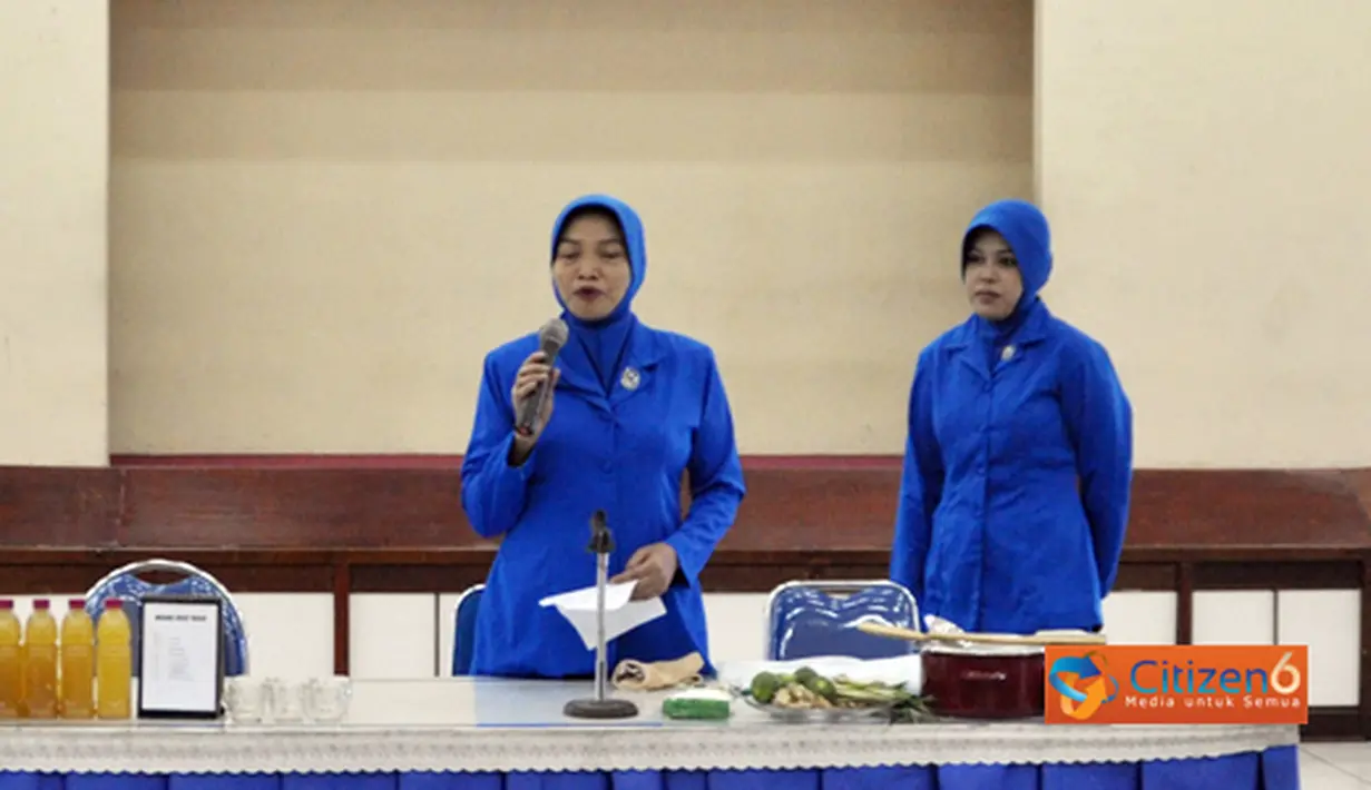 Citizen6, Sidoarjo: Jalasenastri Cabang 1 Korcab Pasmar-1 mengadakan kegiatan Arisan setiap tiga bulan sekali di Bapra Edianto Trian R. Suhadi Gedangan Sidoarjo, Kamis (14/7). (Pengirim: Budi Abdillah)