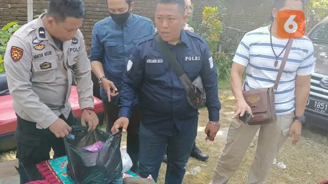 Polisi ambil sampel makanan usai keracunan massal (Liputan6.com/Fauzan)