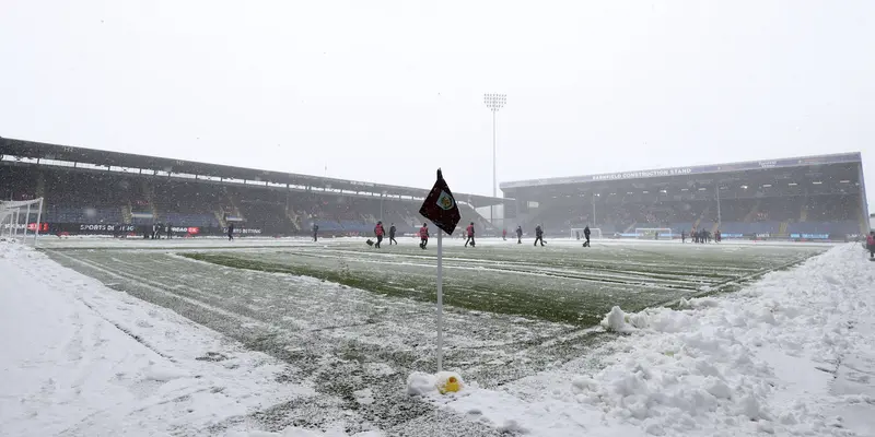 Stadion Diselimuti Salju, Laga Burnley Vs Tottenham Ditunda