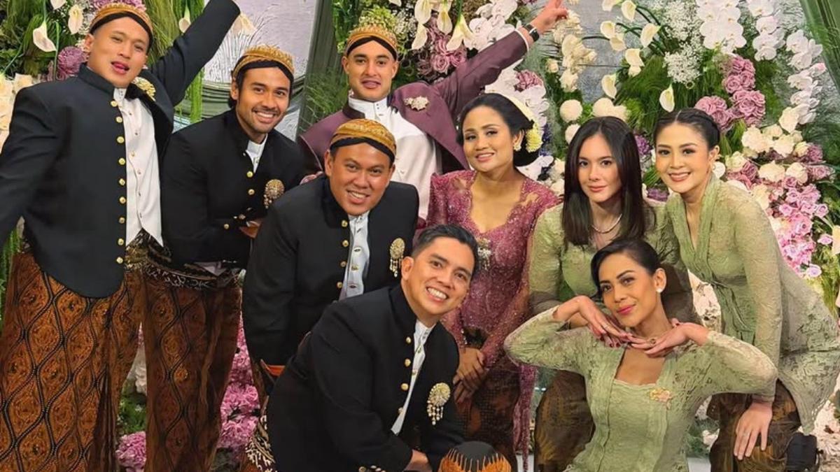 Pesona Wulan Guritno Dibalut Kebaya Hijau saat Jadi Bridesmaid