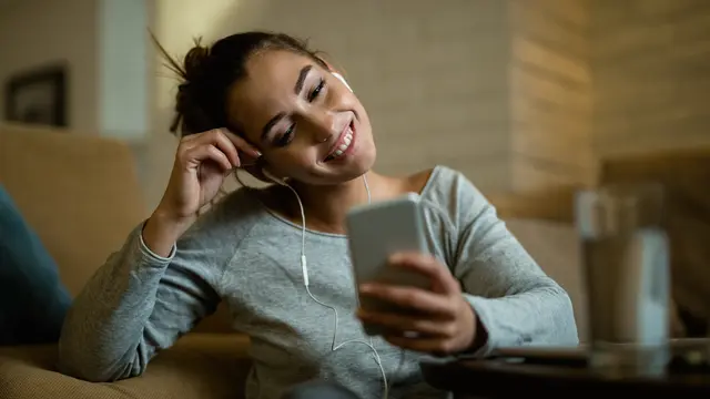 wanita agustus ponsel senyum