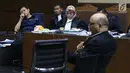 Terdakwa dugaan menghalangi proses penyidikan KPK terhadap Eddy Sindoro, Lucas (kiri) menyimak keterangan Novel Baswedan saat sidang lanjutan di Pengadilan Tipikor Jakarta, Kamis (10/1). Sidang mendengar keterangan saksi. (Liputan6.com/Helmi Fithriansyah)