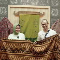 Didiet Maulana mendesain jaket di momen Hari Kebangkitan Nasional (Foto: Instagram @didietmaulana)
