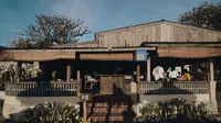 Menikmati Keindahan Sunset Terbaik di Seminyak Sambil Bersantap di Oyster Dealer Beach Haus