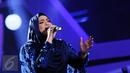 Penyanyi asal Malaysia, Siti Nurhaliza saat tampil di Konser Kemenangan D'Academy Asia 2 di Studio 5 Indosiar, Jakarta, Kamis (29/12). Siti juga menjadi komentator penampilan para finalis D2 Academy Asia. (Liputan6.com/Helmi Fithriansyah)