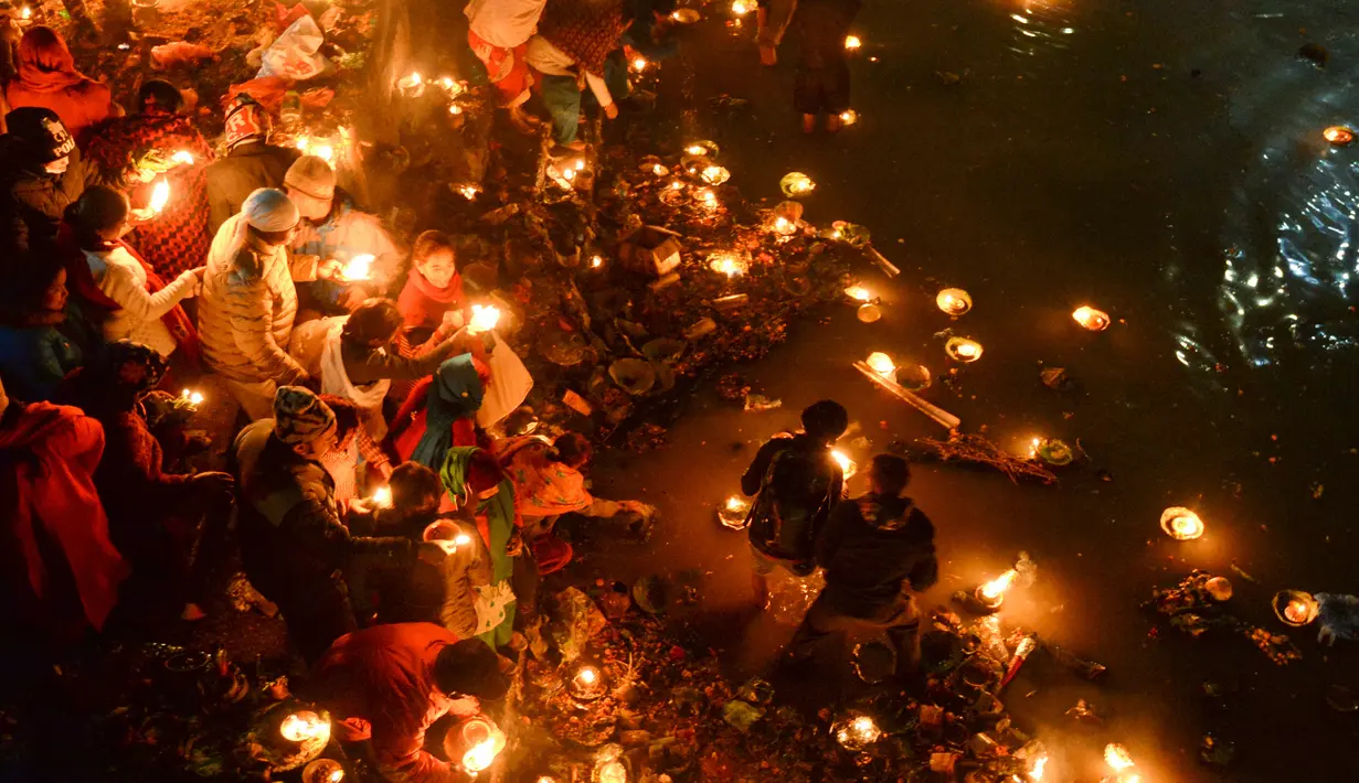 Umat Hindu Nepal mengarungi lampu minyak untuk mengenang anggota keluarga yang meninggal selama festival Bala Chaturdashi di Kuil Pashupatinath di Kathmandu (6/12). (AFP Photo/Prakash Mathema)
