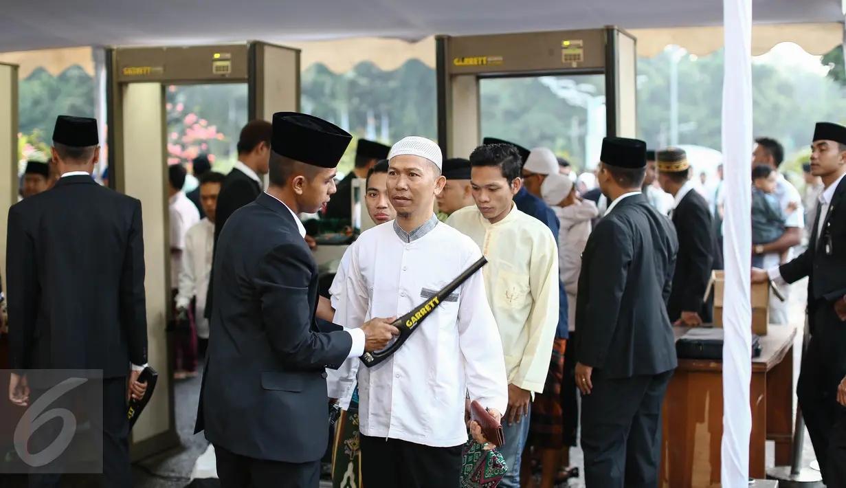 Petugas menggunakan alat metal detektor memeriksa jemaah sebelum memasuki Masjid Istiqlal, Jakarta, Rabu (6/7). Pengamanan ketat dilakukan untuk mengantisipasi dan membuat rasa aman jemaah dalam melaksanakan salat Idul Fitri. (Liputan6.com/Faizal Fanani)