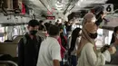 <p>Sejumlah pemudik berada dalam kereta tujuan mereka di  Stasiun Pasar Senen, Jakarta, Selasa (26/4/2022). Sepekan menjelang Lebaran, lonjakan jumlah penumpang kereta api sudah mulai terlihat pada Selasa siang ini, dan diperkirakan akan terus bertambah hingga 30 April atau H-2 Idul Fitri. (Liputan6.com/Faizal Fanani)</p>