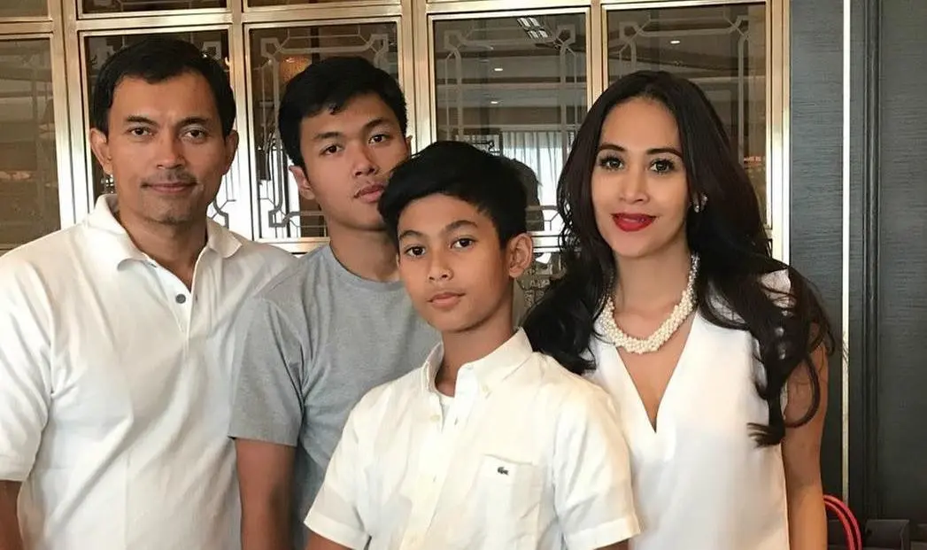Diah Permatasari bersama suami dan kedua anaknya.