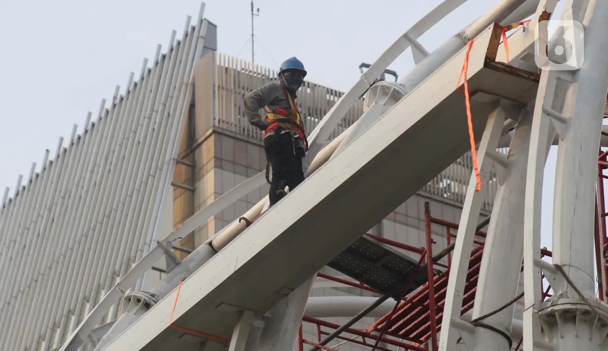 Pekerja melakukan pengerjaan penyelesaian salah satu Stasiun LRT di Jalan HR Rasuna Said, Jakarta, Kamis (25/6/2020). Pada tahun 2020, Kementerian Pekerjaan Umum dan Perumahan Rakyat (PUPR) menargetkan sertifikasi kepada 113.900 orang tenaga kerja konstruksi. (Liputan6.com/Helmi Fithriansyah)