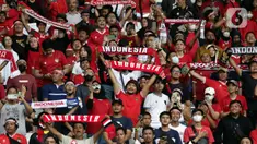 Pendukung timnas Indonesia membentang syal saat menyaksikan laga kualifikasi Grup A Piala AFF 2022 antara Indonesia melawan Kamboja di di Stadion Utama Gelora Bung Karno, Jakarta, Jumat (23/12/2022). Indonesia unggul 2-1 atas Kamboja lewat gol yang dicetak Egy Maulana Vikry dan Witan Sulaeman. (Liputan6.com/Helmi Fithriansyah)