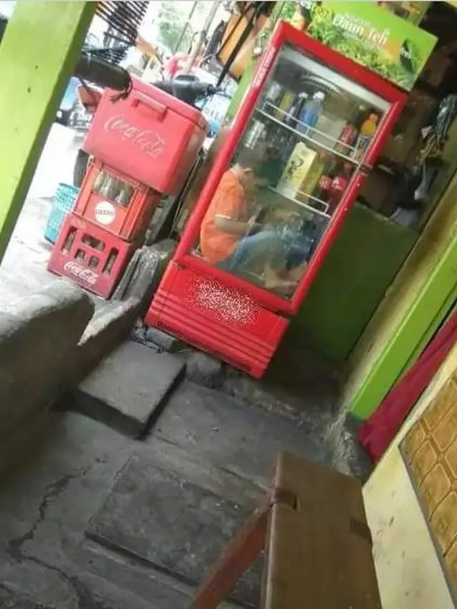 6 Potret Absurd Isi di Kulkas Toko Ini Bikin Bingung Pembeli