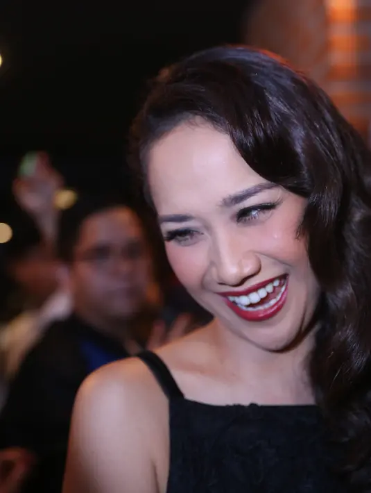 "Dan aku bilang aku beruntung. Alhamdulillah teman-teman di kerjaan support sekali, keluarga support, tim managemen juga sangat bantu perjalanan aku dan tentunya dengan izin Allah," tambahnya. (Nurwahyunan/Bintang.com)