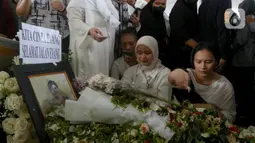 Suasana haru menyelimuti prosesi pemakaman penyanyi dan artis senior Titiek Puspa di Tempat Pemakaman Umum (TPU) Tanah Kusir, Jakarta, Jumat (11/4/2025). (Liputan6.com/Herman Zakharia)