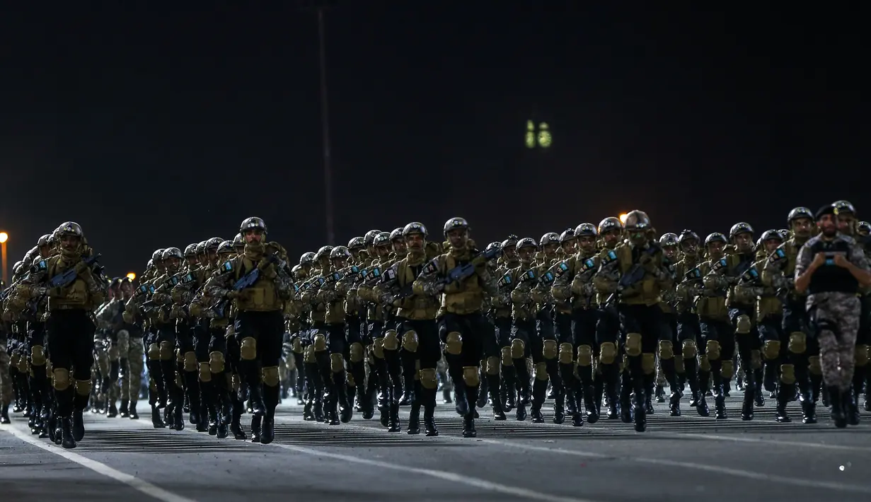 Anggota pasukan khusus Saudi  ambil bagian mengikuti parade militer dalam rangka persiapan pelaksanaan puncak ibadah haji 2019 di Makkah, Arab Saudi, Minggu (4/8/2019). Pamer kekuatan tempur ini dilakukan sepekan menjelang pelaksanaan puncak ibadah haji, Wukuf. (AFP Photo)