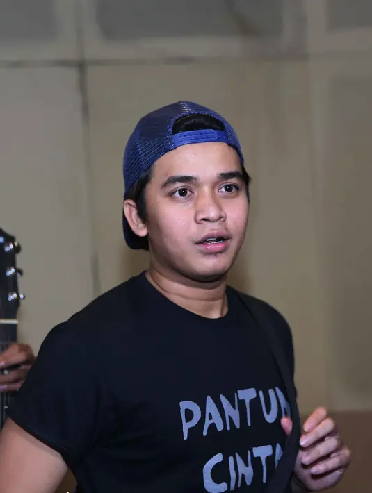 "Sebenarnya launching tanggal 8 sekarang pas ultah almarhum. Tapi karena ada problem diundur jadi tanggal 10 besok. Tujuannya buat orang yang Bang Billy sayang, salah satunya almarhum dan fans Bang Billy." ujar Billy. (Nurwahyunan/Bintang.com)