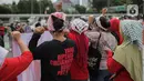 Aksi sejumlah Koalisi Sipil Untuk UU Perlindungan PRT di depan Gedung DPR, Jakarta, Rabu (15/7/2023). Dalam aksinya, pendemo yang sebagian besar ibu-ibu ini juga membawa spanduk dan poster berisi tuntutan mereka. (Liputan6.com/Faizal Fanani)