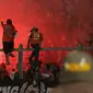 Suporter menyalakan flare saat menyaksikan laga Persija melawan Sriwijaya FC pada lanjutan Torabika Soccer Championship presented by IM3 Ooredoo di Stadion GBK Jakarta, Jumat (24/6).Laga dihentikan di menit 81. (Liputan6.com/Helmi Fithriansyah)