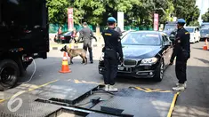 Paspampres mengecek mobil sebelum memasuki area World Islamic Economic Forum di Jakarta, Selasa (2/8). Pertemuan KTT World Islamic Economic Forum (WIEF) ke-12 Tahun 2016 berlangsung 2 Agustus hingga 4 Agustus. (Liputan6.com/Faizal Fanani)