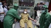 Wakil wali kota Surabaya Armudji skiring untuk donor plasma. (Dian Kurniawan/Liputan6.com)