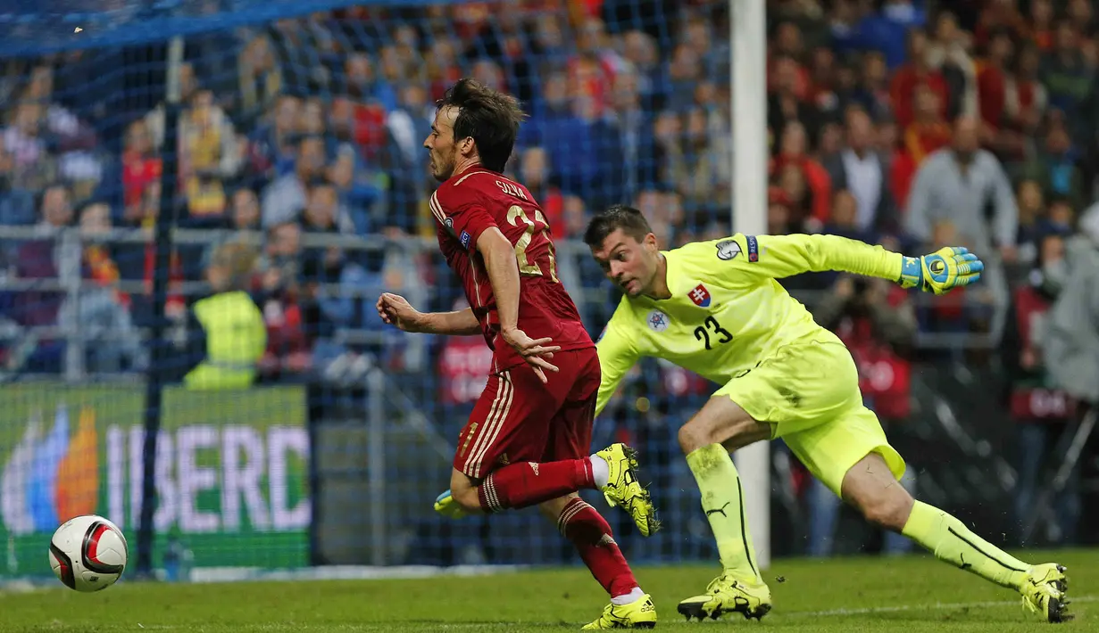 Gelandang Spanyol, David Silva berusaha mengecoh kiper Slovakia, Matus Kozacik pada laga kualifikasi Piala Eropa 2016 di Stadion Carlos Tartiere, Spanyol, Sabtu (6/9/2015). (EPA/Jose Luis Cereijido) 