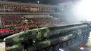 Rudal-rudal yang ditampilkan dalam parade militer terbaru Korea Utara itu, menurut laporan kantor berita KCNA, mencakup rudal balistik antarbenua Hwasong-17 dan Hwasong-18 yang diyakini memiliki jangkauan untuk menyerang sasaran di mana pun di daratan Amerika Serikat (AS). (Korean Central News Agency/Korea News Service via AP)