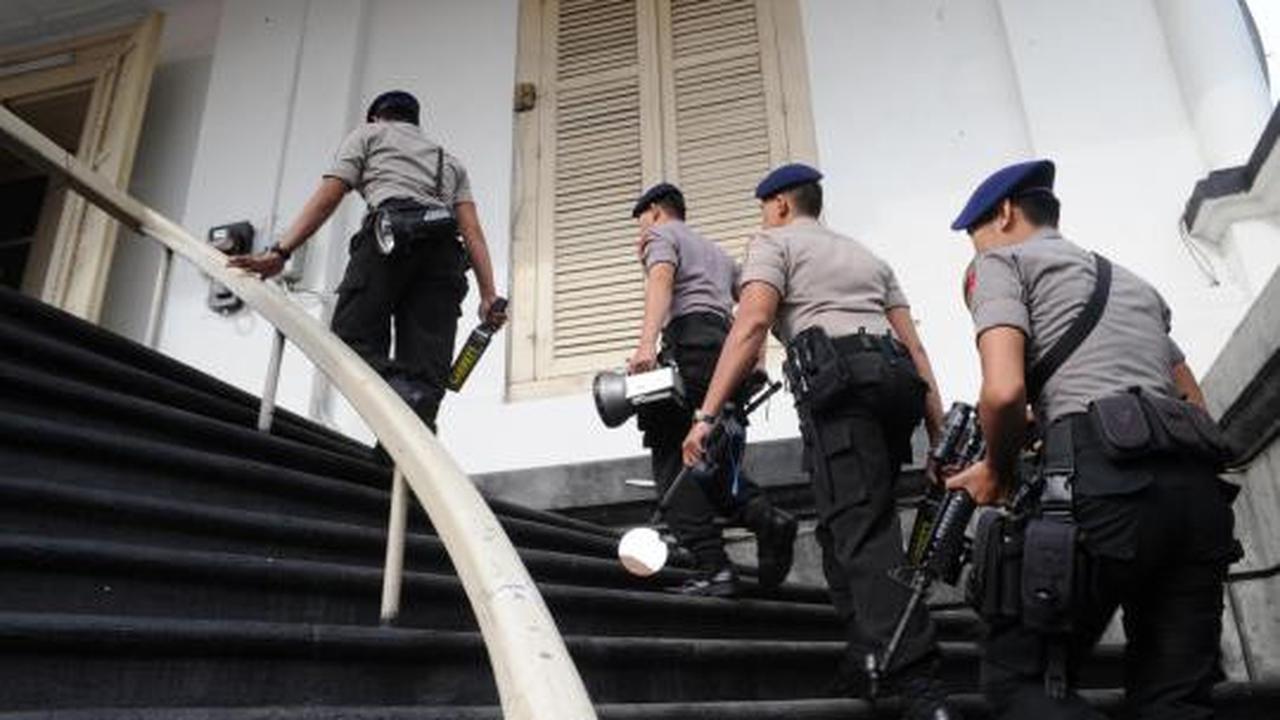 Tim Gegana Polri melakukan penyisiran gereja