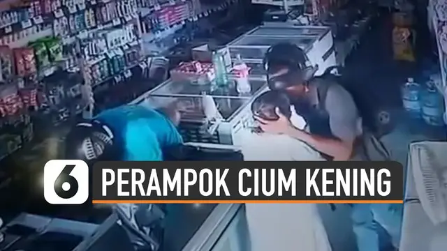 VIDEO: Pria Ini Cium Kening Wanita Tua Saat Merampok