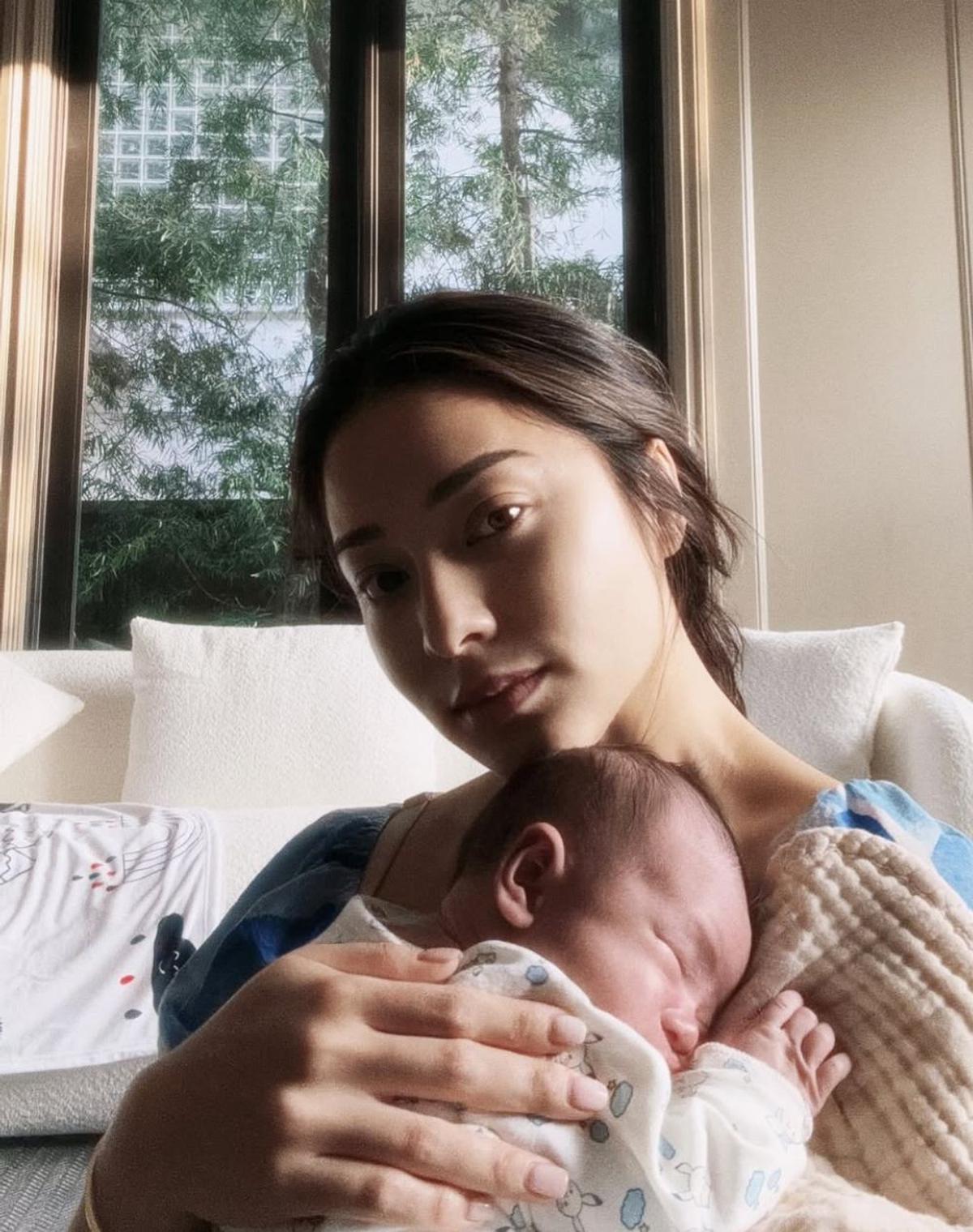 Potret Momen Nikita Willy dan Indra Priawan Merayakan Satu Bulan Pasca Kelahiran Anak Kedua