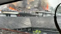Kebakaran melanda gedung perkantoran Bappelitbang Kota Bandung, Senin  (7/11/2022). (Foto: Humas Kota Bandung)