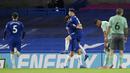 Para pemain Chelsea melakukan selebrasi usai pemain Everton, Ben Godfrey, melakukan gol bunuh diri pada laga Liga Inggris di Stadion Stamford Bridge, Senin (8/3/2021). Chelsea menang dengan skor 2-0. (Mike Hewitt/Pool via AP)
