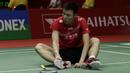 Tunggal Putra Chinese Taipei, Wang Tzu We, terjatuh saat melawan tunggal Indonesia, Jonatan Christie, pada laga Indonesia Masters 2020 di Istora, Jakarta, Kamis (16/1). Jonatan Christie unggul 21-15 dan 21-15. (Bola.com/Yoppy Renato)