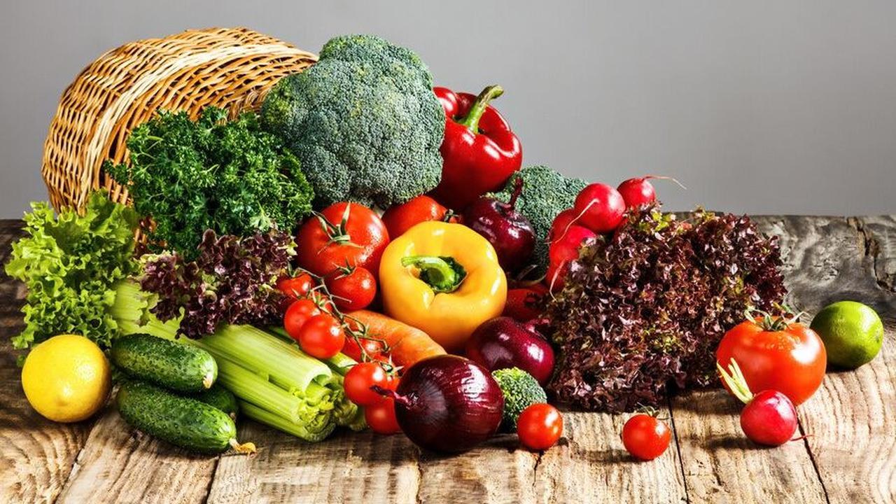 1.&nbsp;Bahan Terkontaminasi Lebih Sedikit:<br>Makanan organik umumnya mengandung lebih sedikit bahan terkontaminasi.<br>