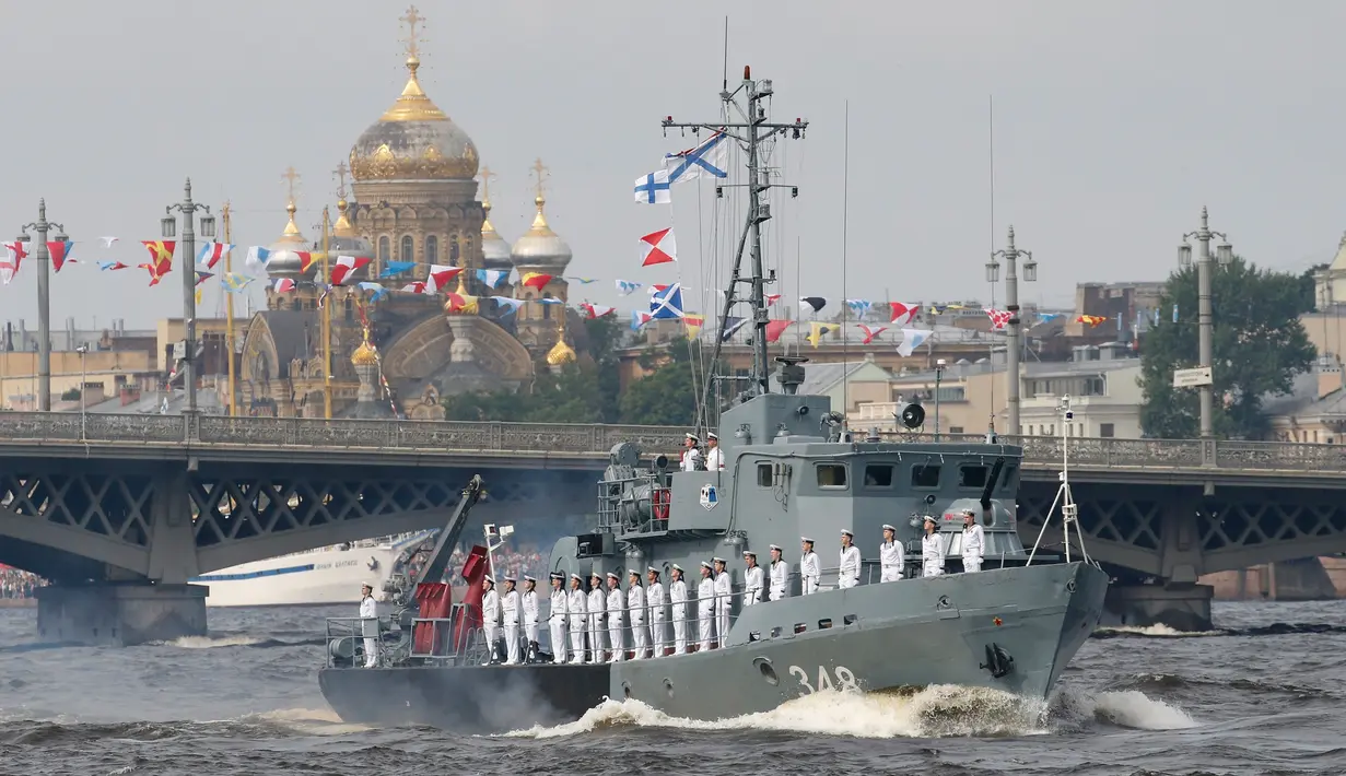 Sebuah kapal Angkatan Laut berlayar sepanjang Sungai Neva saat pawai militer perayaan Hari Angkatan Laut di St.Petersburg, Rusia, Minggu (30/7). Militer Angkatan Laut Rusia merayakan hari jadinya dengan sebuah parade besar. (AP/Alexander Zemlianichenko)