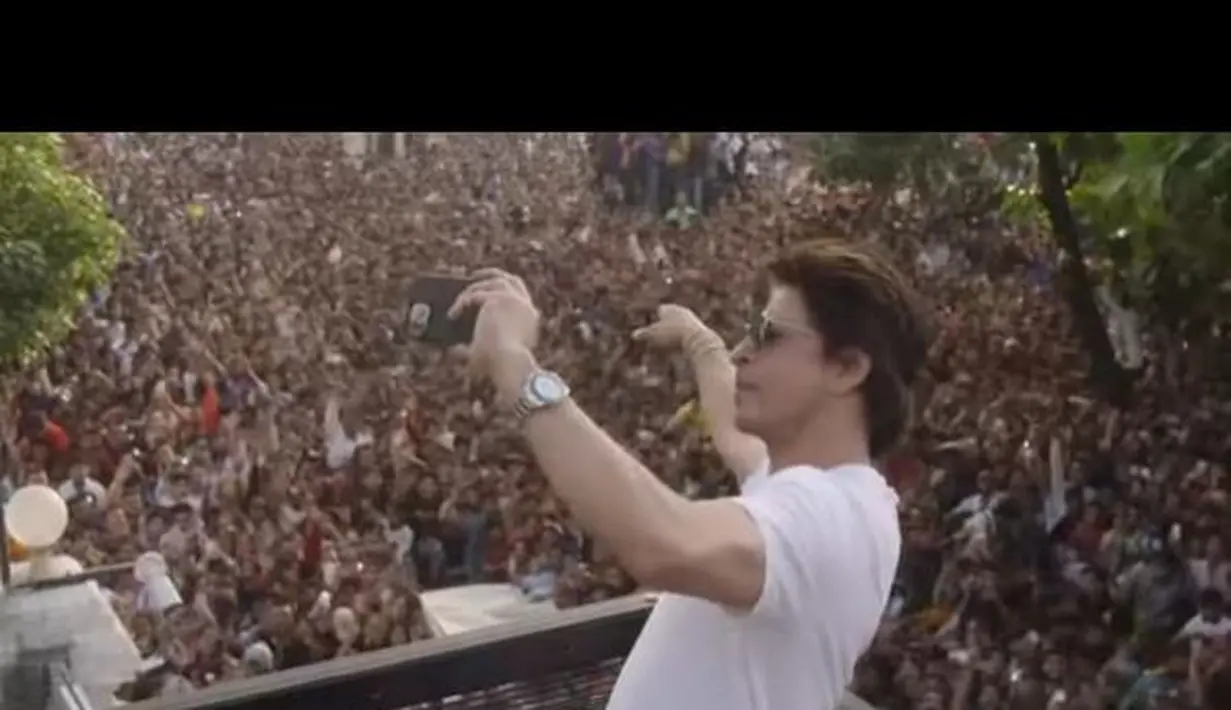 Tak lupa, Shah Rukh Khan juga mengajak para penggemarnya untuk Welfie. (Foto: Instagram/@iamsrk)