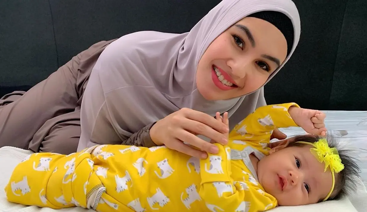 Kartika Putri dan Habib Usman kini tengah berbahagia pasca kelahiran malaikat kecil mereka, Khalisa Aghni Bahira pada Oktober 2019 lalu. Kabar bahagia lainnya, pasangan muda ini akan mengajak anak mereka beribadah Umrah. (Instagram/kartikaputriworld)